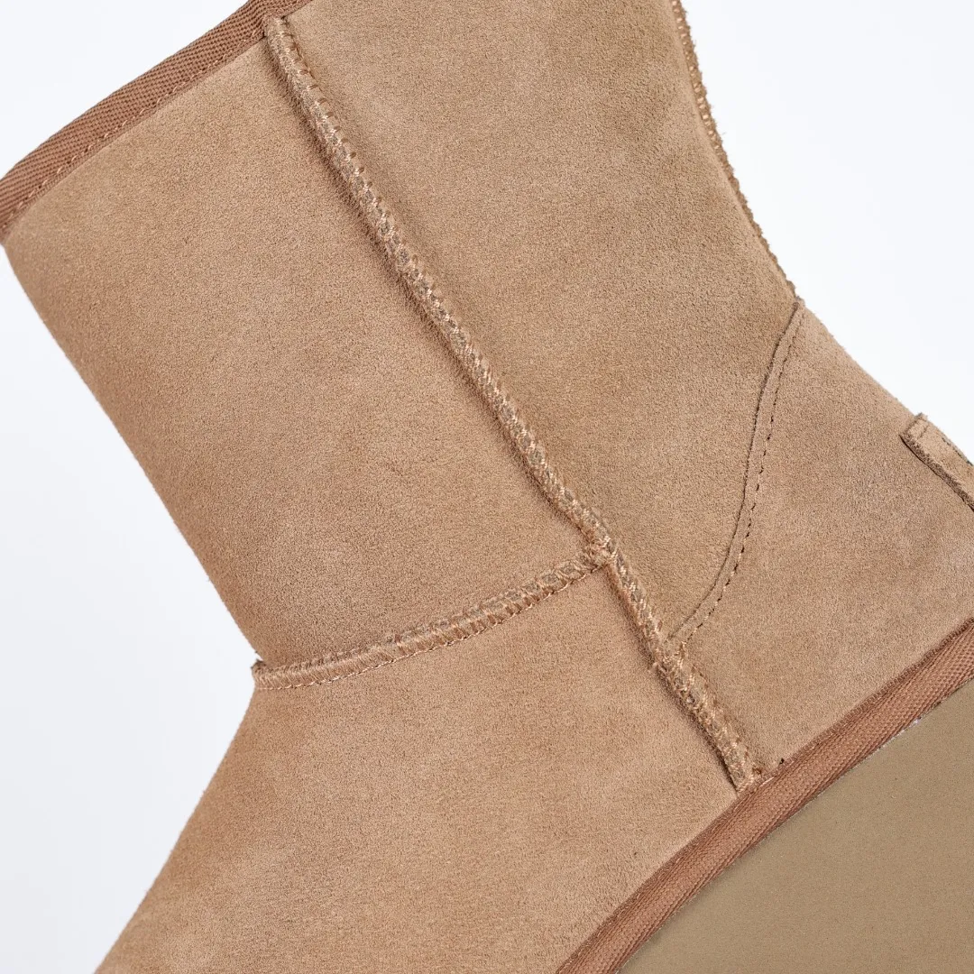 Pick up locally 💰600 Core recommended good price It is a very suitable choice for home furnishings. In the new year, uug launched a series of styles, which are partial to the preferences of young consumers and have also moved to the forefront of fashion trends. Shoe body material: water-repellent coated suede upper, 17 mm UGGPURE™ implantable wool insole, lightweight non-slip and comfortable rubber outsole, with brand LOGO and trademark, with full packaging Size: 35 36 37 38 39 40